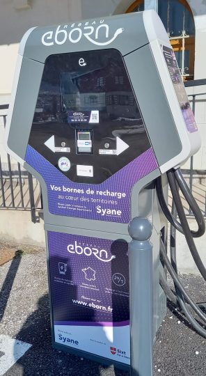 © Borne de recharge de véhicule électrique - HGT