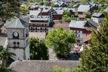 © Vue Place du gros tilleul depuis le jardin de samoens - OT Samoens