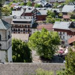 © Vue Place du gros tilleul depuis le jardin de samoens - OT Samoens