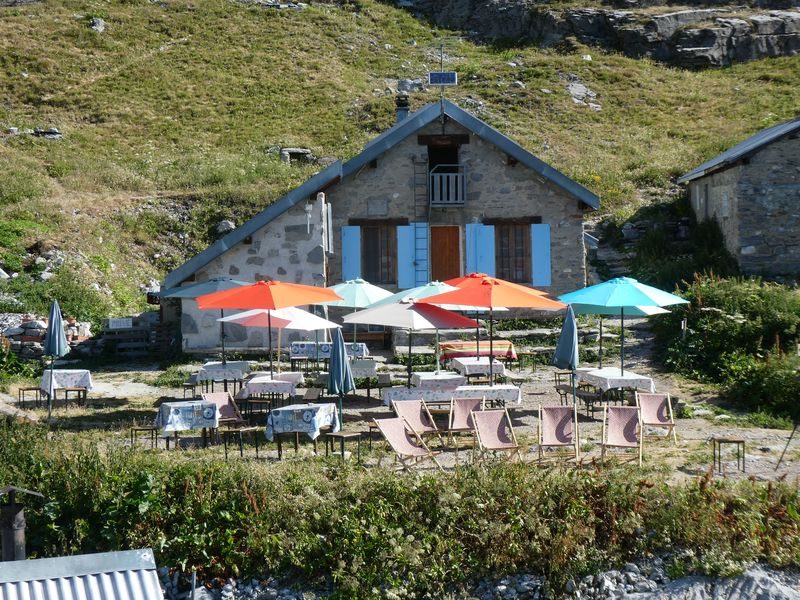 © flaine-refuge-plate-ete-terrasse - Romain Bonnet