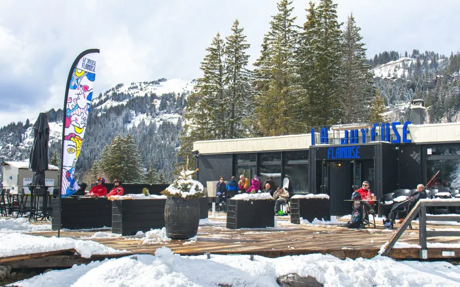 © Flaine-Joyeuse-Flainoise-Terrasse-Vue-Face - OT Flaine-Candice Genard