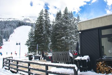 © Flaine-Joyeuse-Flainoise-Terrasse-Vue-Pistes - OT Flaine-Candice Genard
