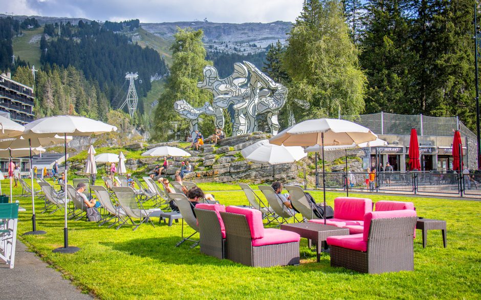 © Brasserie-les-Cimes-Exterieur-Ete-Restaurant-Terrasse-Vue-Boqueteau - OT Flaine-Candice Genard