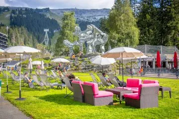 © Brasserie-les-Cimes-Exterieur-Ete-Restaurant-Terrasse-Vue-Boqueteau - OT Flaine-Candice Genard