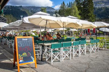 © Brasserie-les-Cimes-Exterieur-Ete-Restaurant-Terrasse-Couverte-Table - OT Flaine-Candice Genard