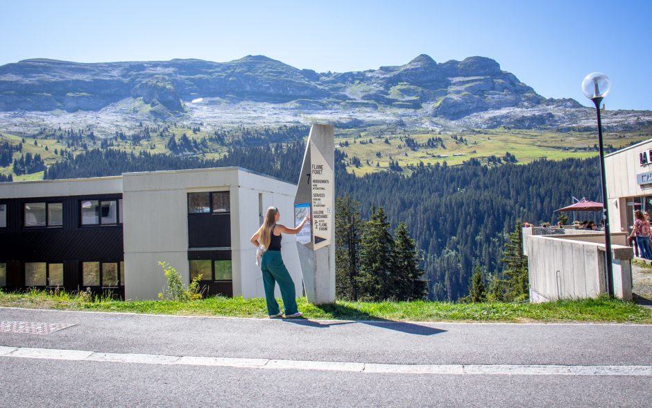 © Flaine-Arret-Navette-Galerie-Marchande-Flaine-Foret - OT Flaine-Candice Genard