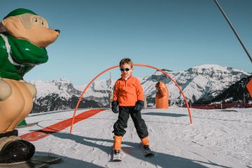 © Enfant qui ski sur le jardin des neiges - Monica Dalmasso