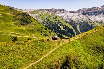 © Picnic area at Pointe de Véret_Flaine - OT Flaine-Candice Genard