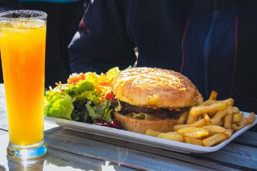 © Flaine-Desert-Blanc-Hiver-Repas-Burger-Desert-Blanc - OT Flaine-Candice Genard