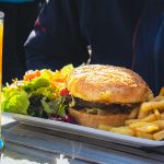 © Flaine-Desert-Blanc-Hiver-Repas-Burger-Desert-Blanc - OT Flaine-Candice Genard