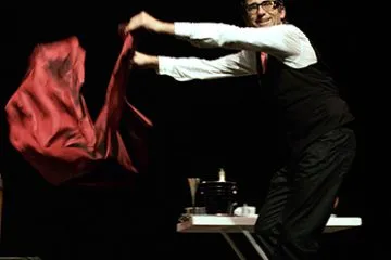 © Spectacle jonglage et humour "Déséquilibre passager"_Flaine - Black Ghost
