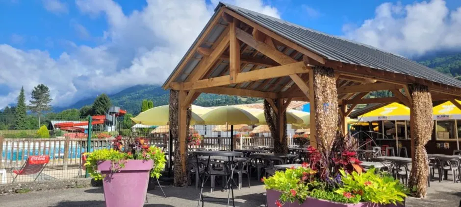 © Bar de la piscine Snack Le Bocn'é_Samoëns - Le Bocn'é